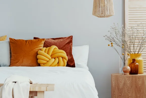 Gemütliches Bett mit Kissen